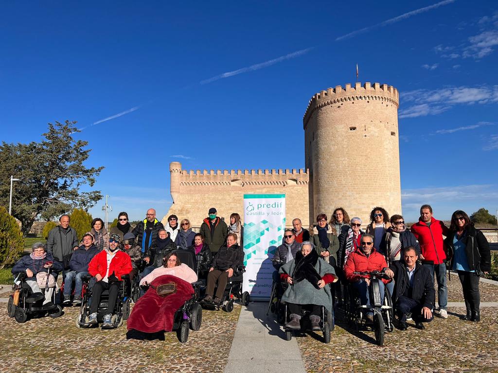 Foto de familia participantes ante el castillo