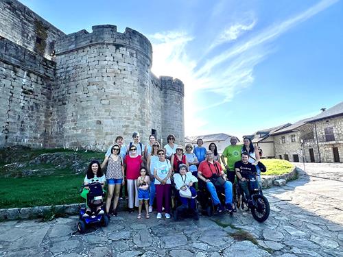 Foto del grupo frente al castillo de los Condes de Benavente
