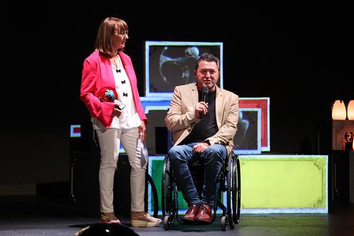 Elena Briongos y Francisco Sardón durante el discurso de agradecimiento