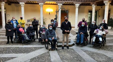 Los primeros viajeros con asistencia personal en destino visitan Valladolid