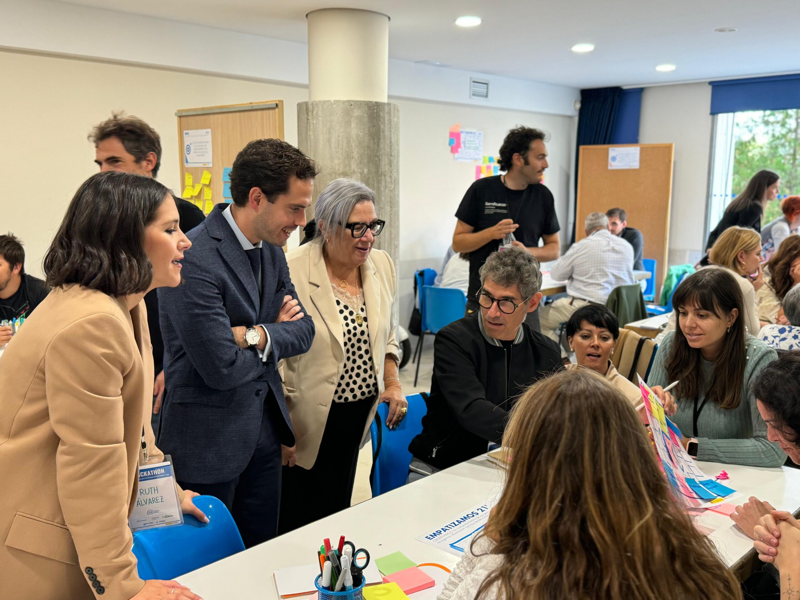 Rodrigo Nieto junto a los participantes del Hackathon realizado por IMPULSA IGUALDAD, COCEMFE, ASPACE y Autismo Castilla y León