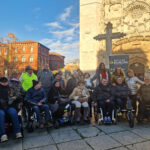 Participantes de la experiencia turística inclusiva en la plaza de San Pablo de Valladolid