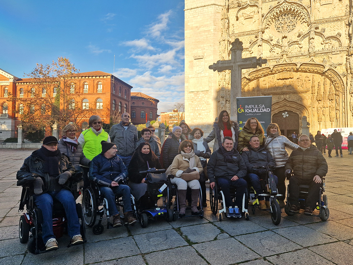 Participantes de la experiencia turística inclusiva en la plaza de San Pablo de Valladolid