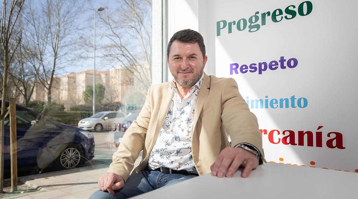 Francisco Sardón en las oficinas de IMPULSA IGUALDAD Castilla y León.