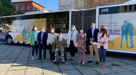 La asistencia personal de PREDIF Castilla y León va sobre ruedas en los autobuses urbanos de Valladolid