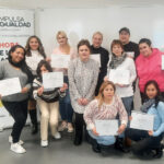 Con un roll-up de fondo de IMPULSA IGUALDAD CyL, foto del grupo de participantes posando con su diploma y Nuria Témez, la orientadora laboral del proyecto, en el centro.