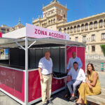 En la zona accesible del mostrador bajo de la caseta, de izquierda a derecha: Jaime Fernández, Jesús Julio Carnero, Francisco J. Sardón y Blanca Jiménez.