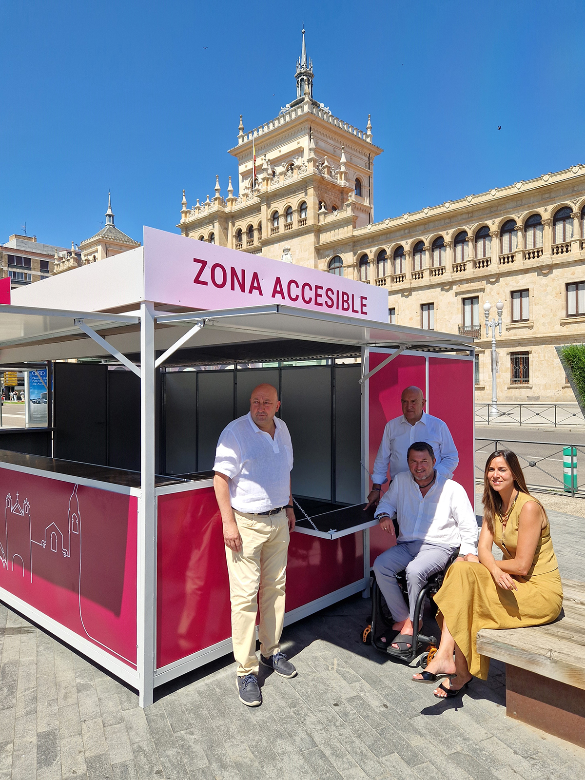 En la zona accesible del mostrador bajo de la caseta, de izquierda a derecha: Jaime Fernández, Jesús Julio Carnero, Francisco J. Sardón y Blanca Jiménez.