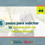 Fotografía de una mujer abrazando a otra más mayor en silla de ruedas, ambas de espaldas, y encima el texto “6 pasos para solicitar la valoración de dependencia”. Abajo, los logos de IMPULSA IGUALDAD CyL y Fundación ONCE.