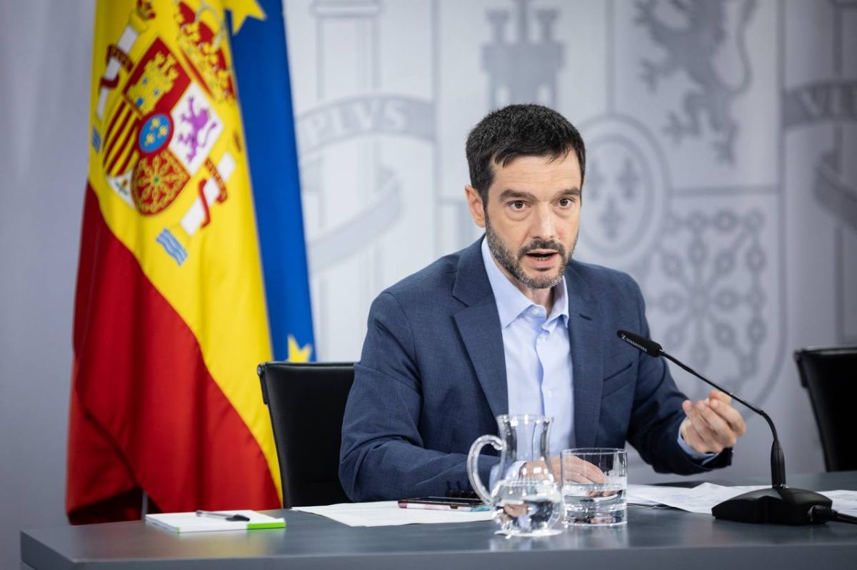 El ministro de Derechos Sociales, Consumo y Agenda 2030, Pablo Bustinduy, en la rueda de prensa tras el Consejo de Ministros. Fotografía del Pool Moncloa.