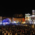 Plaza Mayor de Valladolid llena de público durante un concierto de las Fiestas de San Lorenzo 2024.