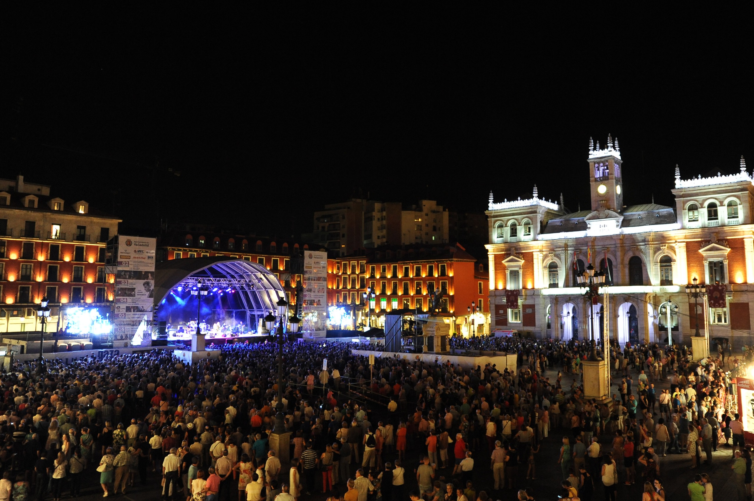 Plaza Mayor de Valladolid llena de público durante un concierto de las Fiestas de San Lorenzo 2024.