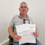 Alfonso Noé Prado Gascón posa con los documentos de su denuncia.