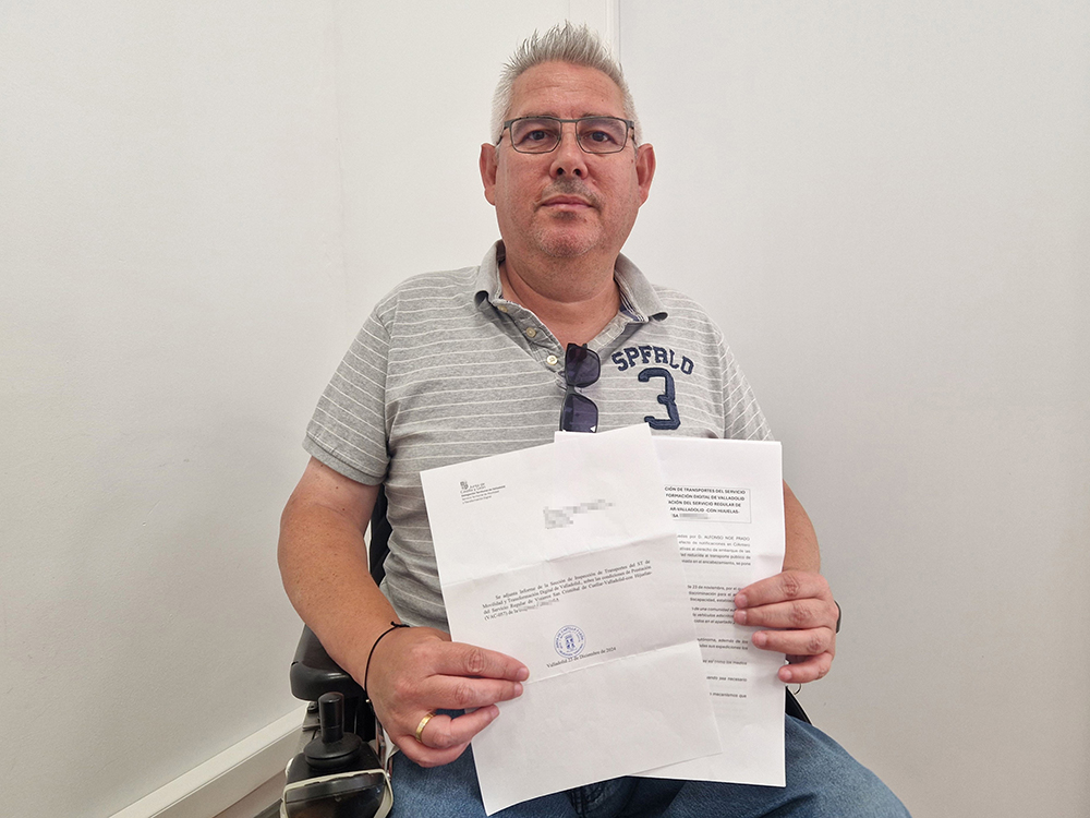 Alfonso Noé Prado Gascón posa con los documentos de su denuncia.