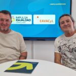 Posan mirando a cámara, a la izquierda, Francisco Sardón, y a la derecha, José Andrés Herranz. De fondo, en la pantalla, los logos de IMPULSA IGUALDAD Castilla y León y EAVACyL y el hashtag IMPULSADERECHOS. En primer término, una mensa con una carpetilla encima de IMPULSA IGUALDAD Castilla y León.