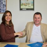 El presidente de IMPULSA IGUALDAD Castilla y León, Francisco J. Sardón, y la concejala de Turismo, Eventos y Marca Ciudad, Blanca Jiménez, estrechan sus manos tras la firma de la renovación del convenio.
