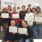 Los/as participantes en el proyecto posan con sus diplomas y la técnica Nuria Témez.