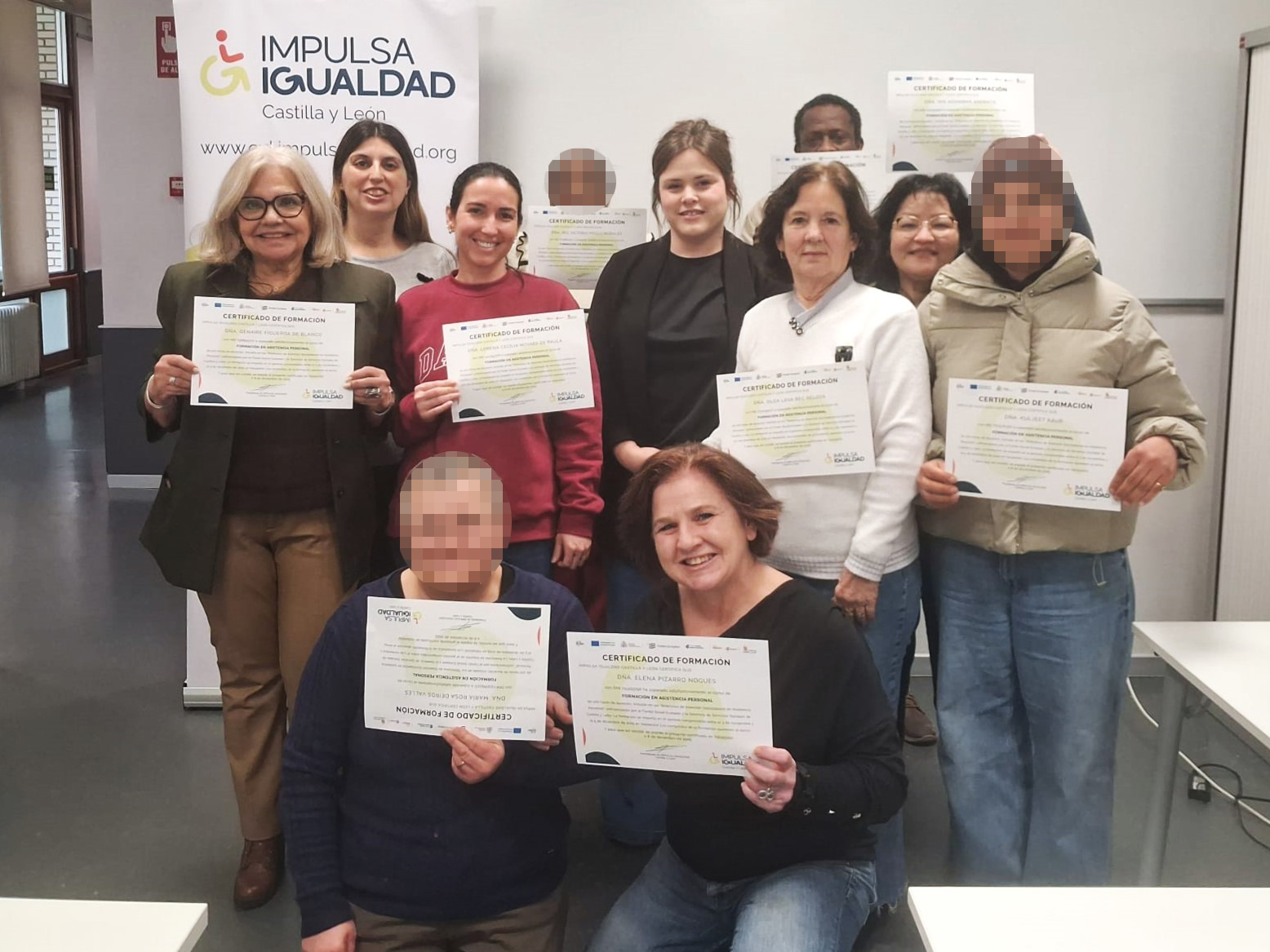 Los/as participantes en el proyecto posan con sus diplomas y la técnica Nuria Témez.