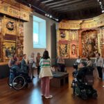 Las visitantes en una de las salas con imaginería religiosa.