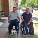 El presidente de IMPULSA IGUALDAD CyL, Francisco Sardón, y el usuario de asistencia personal Nacho Fadrique pasean por la calle.