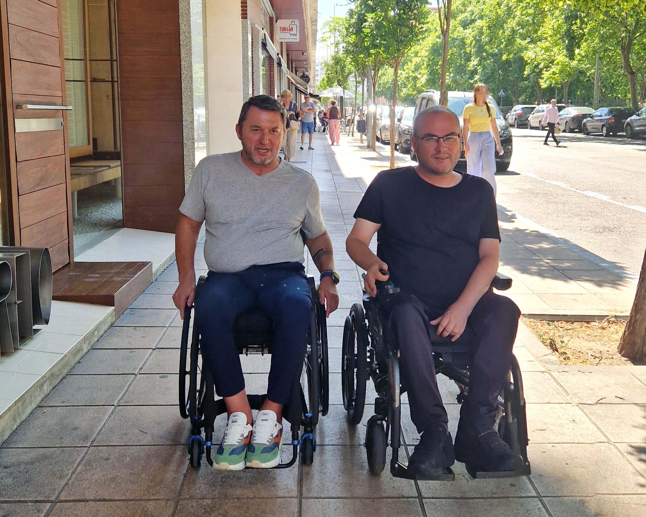 El presidente de IMPULSA IGUALDAD CyL, Francisco Sardón, y el usuario de asistencia personal Nacho Fadrique pasean por la calle.