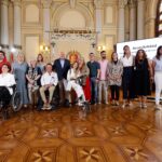 Fotografía de familia en el salón de recepciones con representantes de las concejalías y entidades del tercer sector.