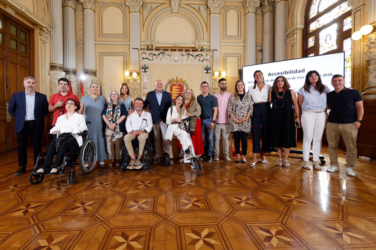 Fotografía de familia en el salón de recepciones con representantes de las concejalías y entidades del tercer sector.
