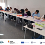 Foto del grupo de participantes trabajando en el aula y abajo, la tira de logos: IMPULSA IGUALDAD CyL, Consejería de Desregulación, Familia y Ayudas Sociales y Fondos Europeos.